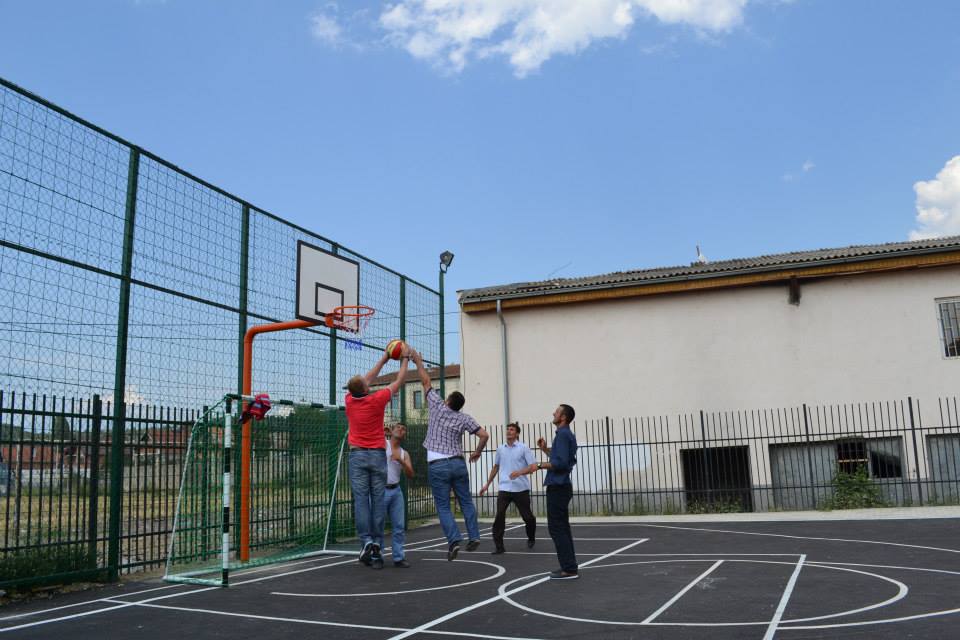 MAMUŞA’DA İLKOKUL VE LİSEYE ÇOK AMAÇLI SPOR SAHALARI YAPILDI