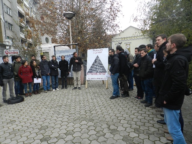 TALEBELER ÜNİVERSİTEDEKİ YOLSUZLUKLARI PROTESTO ETTİ