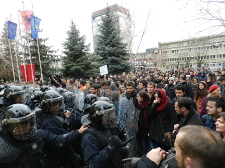 POLİS, PROTESTOCU ÖĞRENCİLERLE ÇATIŞTI (VİDEOLU)