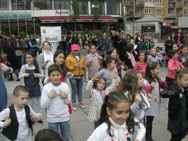 DANSLARLA MEYDANLAR ŞENLENDİ (VİDEOLU)