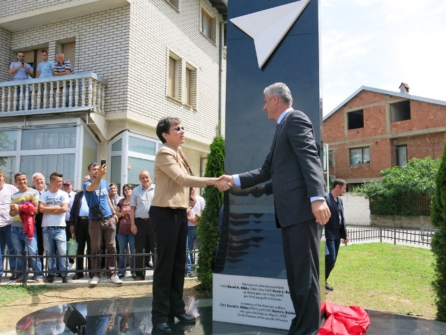 KOSOVA İÇİN ÖLEN AMERİKALI PİLOTLARA HEYKEL DİKİLDİ