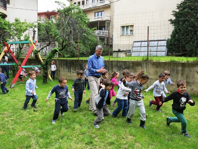 BAŞBAKAN THAÇİ KÜÇÜKLERLE BULUŞTU