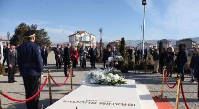 DEVLET ERKANI, KURUCU CUMHURBAŞKANI RUGOVA’NIN MEZARI BAŞINDAYDI