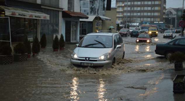 KOSOVA’DA SU BASKINLARI