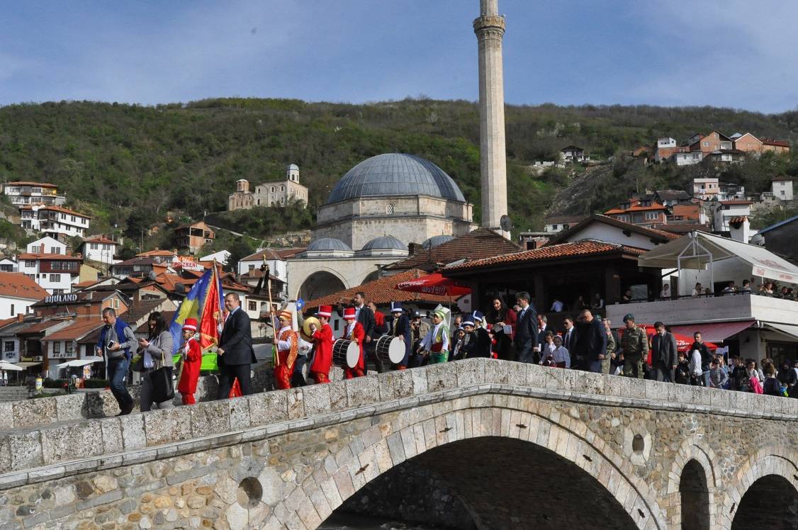 KORTEJ YÜRÜYÜŞÜ VE ÇOCUK KONSERİNE BÜYÜK İLGİ