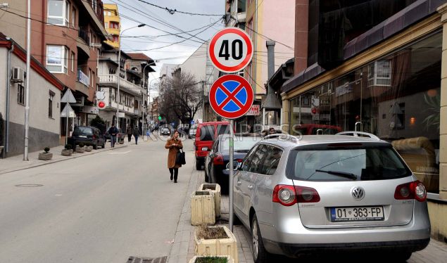 ARAÇLAR KALDIRIMDA, YAYALAR CADDEDE