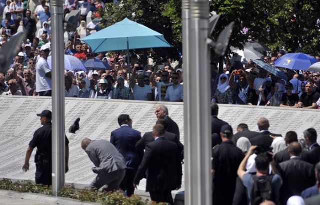 SIRBİSTAN BAŞBAKANI VUÇİÇ SREBRENİTSA’DA PROTESTO EDİLDİ