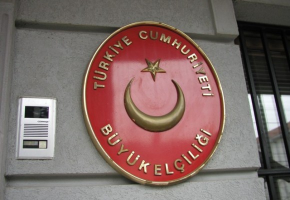 T.C.  PRİŞTİNE BÜYÜKELÇİLİĞİ’NDE TAZİYE DEFTERİ İMZAYA AÇILDI