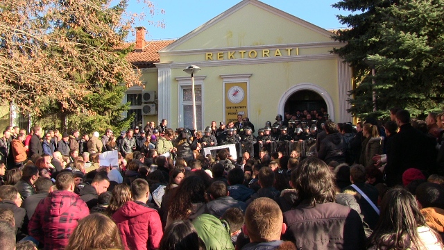 İKİ ÖĞRENCİ GRUBUNDAN  PROTESTO GÖSTERİLERİ