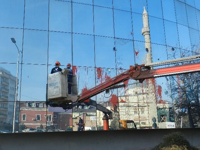 PROTESTOCULARIN HEDEFİNDEKİ MECLİSİN CAMLARI TEMİZLENİYOR