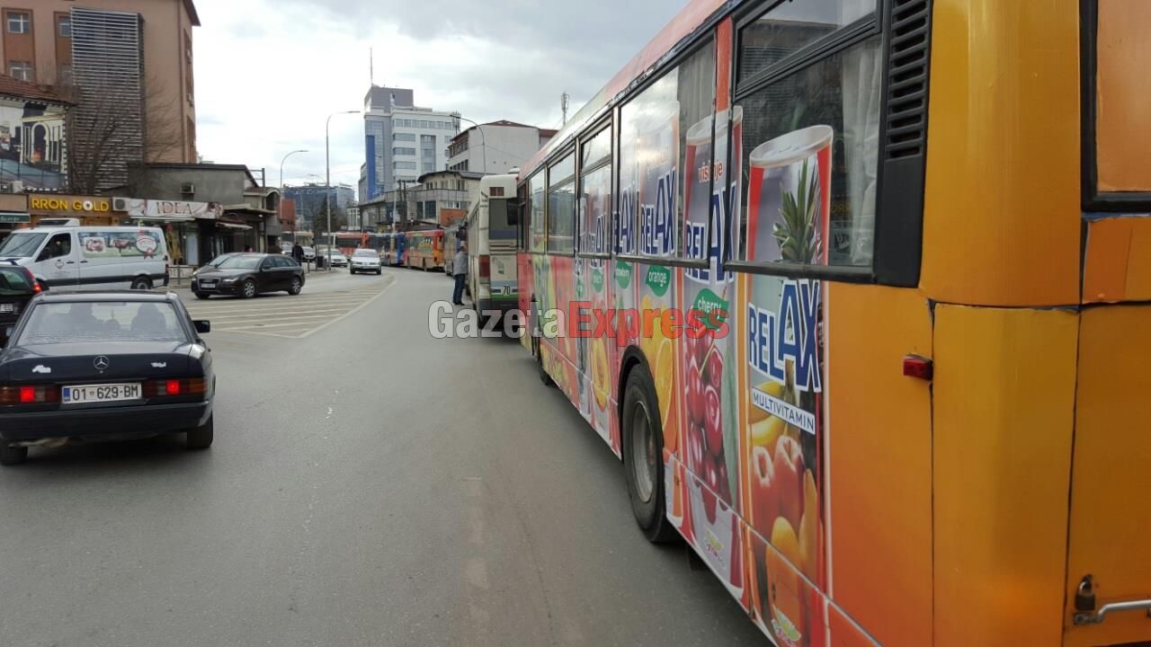 HALK OTOBÜSLERİNİ BELEDİYE ÖNÜNE PARK ETTİLER