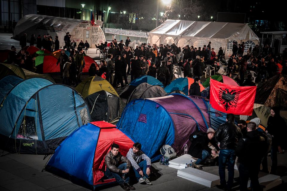 VETEVENDOSJE PROTESTOCULARA YİYECEK  TALEP ETTİ