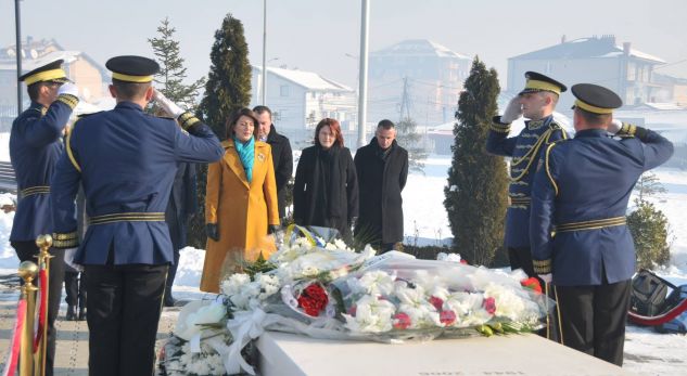 RUGOVA VE JASHARİ’Yİ MEZARI BAŞINDA ANAN LİDERLERİN GÜNDEMİNDE PROTESTOLAR VARDI