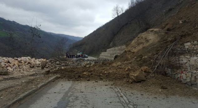 PRİŞTİNE-ÜSKÜP YOLUNDA TEKRAR TOPRAK KAYMASI