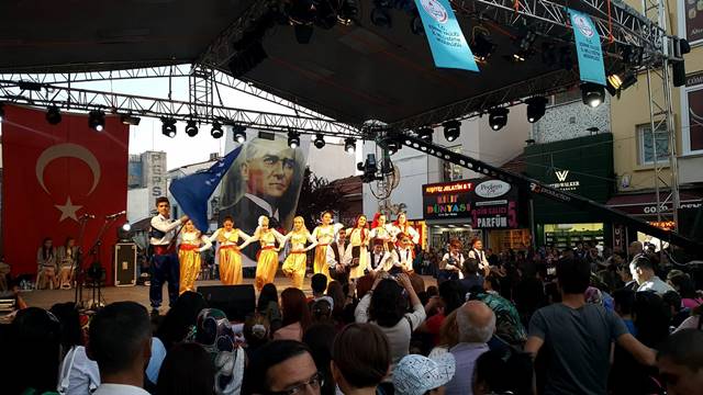 ELENA GJİKA İLKOKULU TÜRK FOLKLOR EKİBİ EDİRNE’DE AYAKTA ALKIŞLANDI