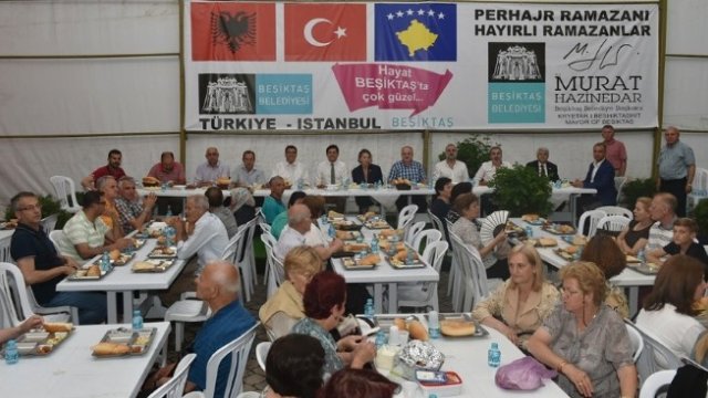 BEŞİKTAŞ BELEDİYESİ MİTROVİÇA’DA İFTAR ÇADIRI KURDU