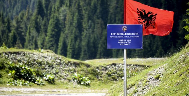 KOSOVA İLE KARADAĞ SINIRINA ARNAVUTLUK BAYRAĞI DİKİLDİ