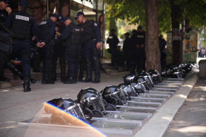 PROTESTO GÖSTERİSİ ARDINDAN POLİSTEN GÖZALTI EYLEMİ