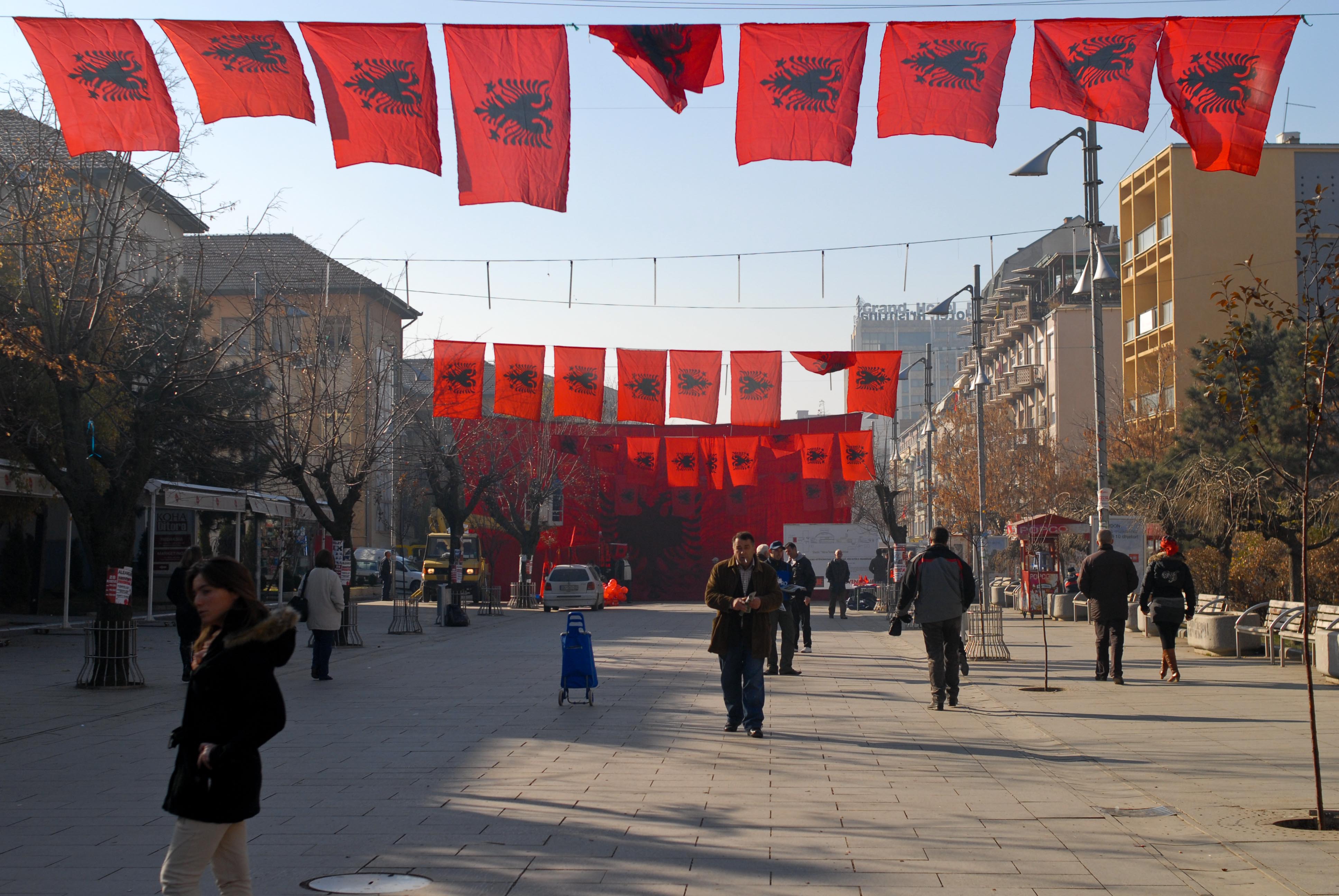 PRİŞTİNE MEYDANLARI KIRMIZI SİYAHA BÜRÜNDÜ