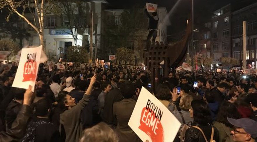 ÜÇ BÜYÜK ŞEHİRDE REFERANDUM SONUCU PROTESTO EDİLDİ