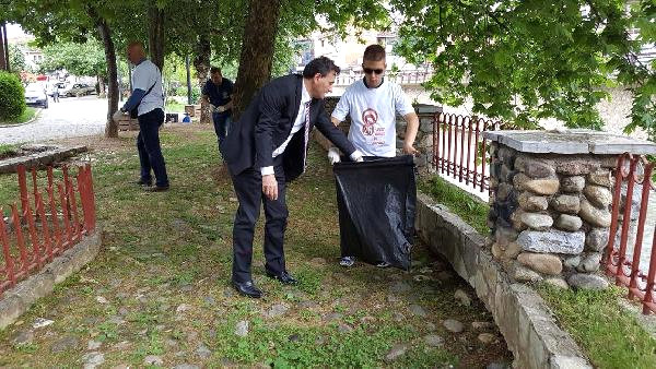 DÜNYA ÇEVRE GÜNÜ’NDE SOKAKLARI KENDİ ELLERİYLE TEMİZLEDİ