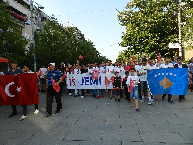 BİNLERCE  KOSOVALI TÜRKİYE İÇİN YÜRÜDÜ