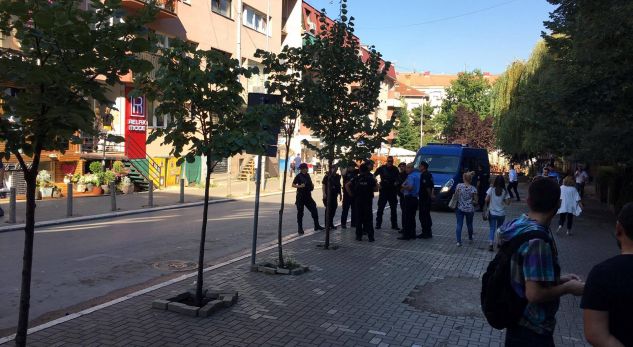 POLİS, PRİŞTİNE’NİN EN İŞLEK CADDESİNİ ABLUKA ALTINA ALDI