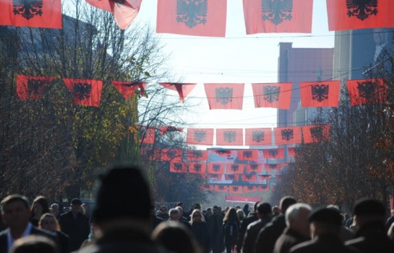 SOKAKLAR ARNAVUTLUK BAYRAKLARIYLA DONATILDI