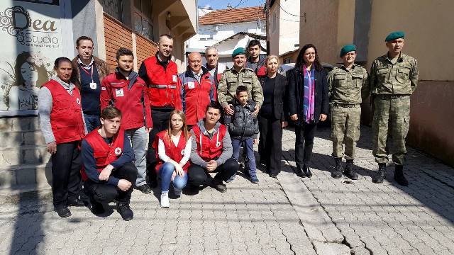 TÜRK KIZILAYI VE TÜRK ASKERİ İHTİYAÇ SAHİBİ AİLELERİN YÜZÜNÜ GÜLDÜRDÜ