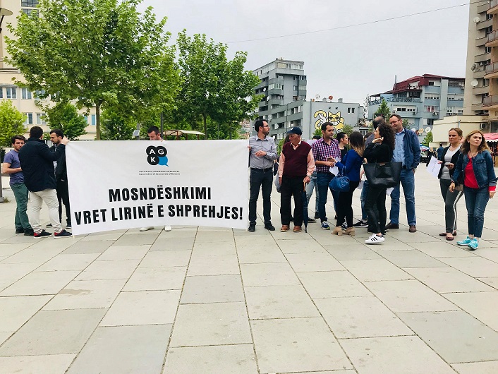 KOSOVALI GAZETECİLER PROTESTO GÖSTERİSİ DÜZENLEDİ