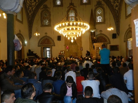 KOSOVA CAMİLERİNDE İLK TERAVİH NAMAZI KILINDI