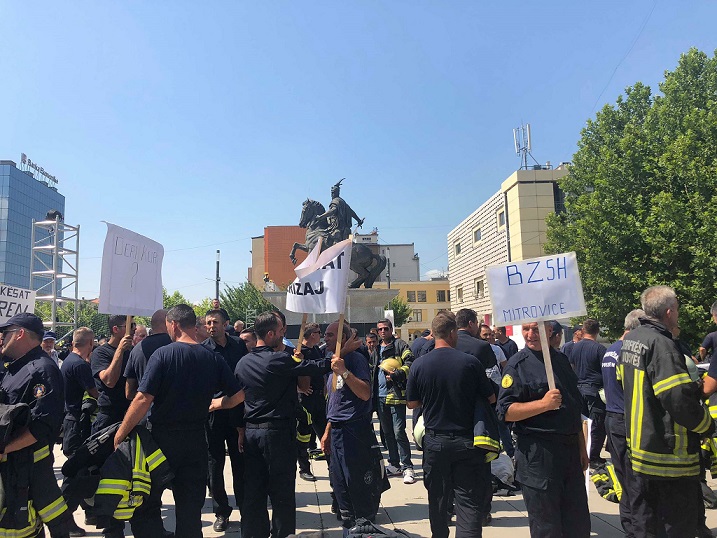 İTFAİYECİLER PROTESTO GÖSTERİSİ DÜZENLEDİ