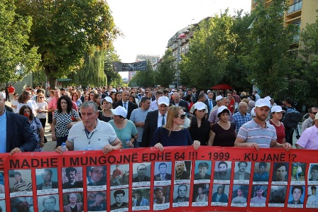 KOSOVALILAR KAYIP YAKINLARI İÇİN YÜRÜDÜ