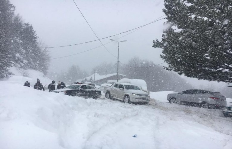 KAR YAĞIŞI BREZOVİÇA’DA YOLLARI KAPATTI