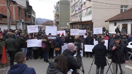 YAKOVA’DA SIRP DİN ADAMLARINA KARŞI PROTESTO