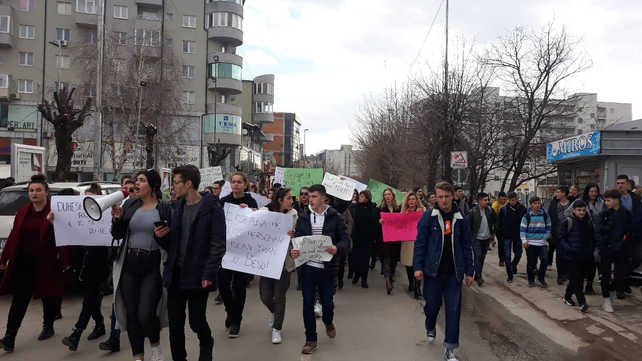 CİNSEL İSTİSMAR OLAYI FERZOVİK’TE PROTESTO EDİLDİ