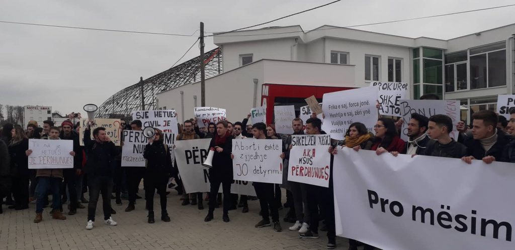 DRENAS’TA CİNSEL İSTİSMAR OLAYI PROTESTO EDİLDİ