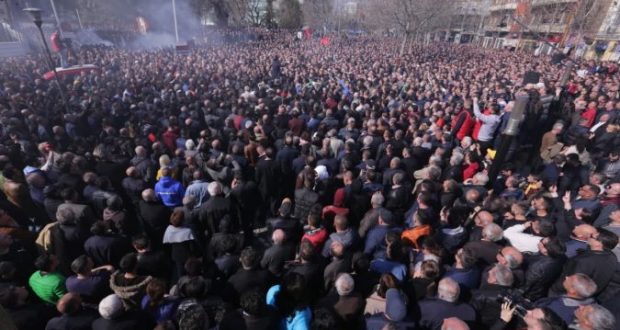 ARNAVUTLUK’TA PROTESTO GÖSTERİLERİ SÜRÜYOR