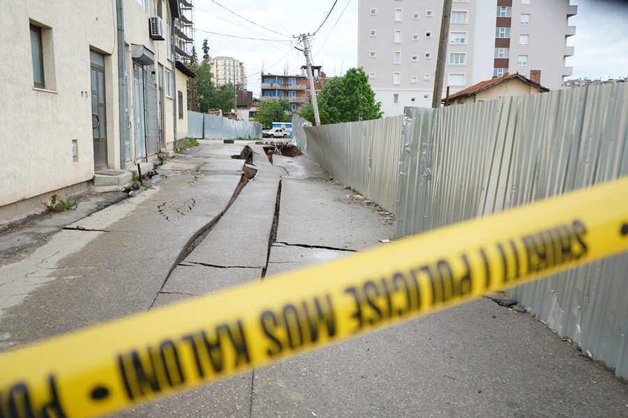 PRİŞTİNE’DE TOPRAK KAYMASI, BÖLGE SAKİNLERİ TAHLİYE EDİLDİ