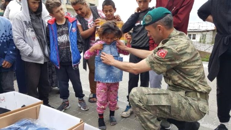 TÜRK ASKERİ, KOSOVALI ÇOCUKLARIN YÜZÜNÜ GÜLDÜRDÜ