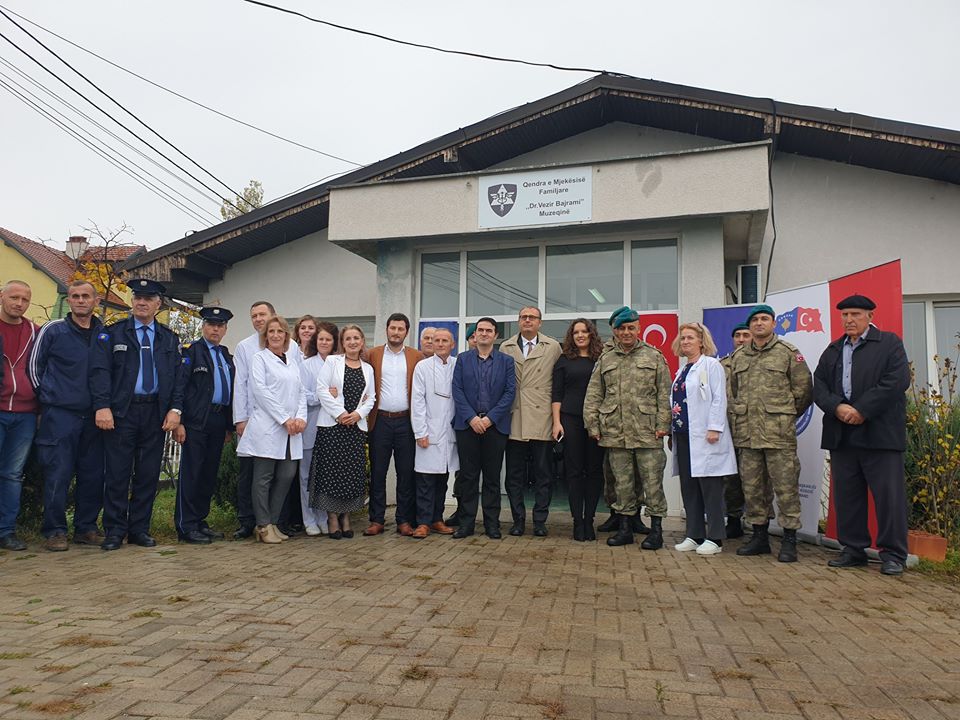 TÜRK ASKERİNDEN KOSOVA’DAKİ AİLE SAĞLIK MERKEZİNE TIBBİ MALZEME YARDIMI