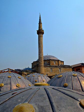 KOSOVA CAMİLERİNDE ARNAVUTLUK DEPREMZEDELER İÇİN YARDIM TOPLANIYOR