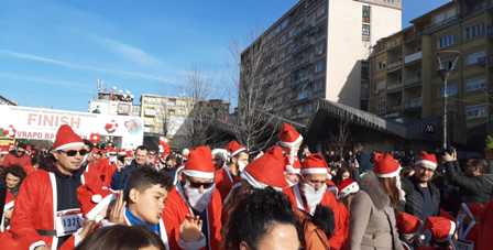 PRİŞTİNE’DE 2 BİN NOEL BABA KOŞTU