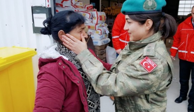 DEPREMZEDE KADIN, YARDIM DAĞITAN KADIN TÜRK SUBAYINA SARILIP AĞLADI