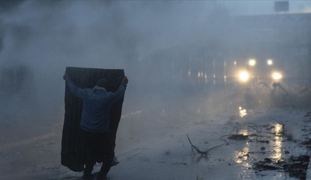 YUNANİSTAN, SIĞINMACILARA GAZ BOMBASI VE TAZYİKLİ SUYLA MÜDAHALE ETTİ