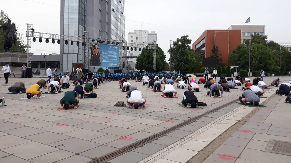 MEYDANDA  NAMAZ KILAN VATANDAŞLAR CAMİLERİN İBADETE AÇILMAMASINI  PROTESTO ETTİ