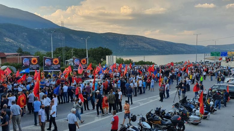 LAHEY’DEN KOSOVA’YA DÖNEN  CUMHURBAŞKANI THAÇİ’YE DAVULLU ZURNALI  KARŞILAMA