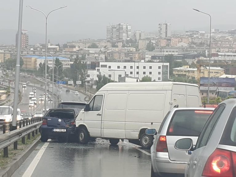 FERZOVİK-PRİŞTİNE KARAYOLUNDA ZİNCİRLEME KAZA: 12 YARALI