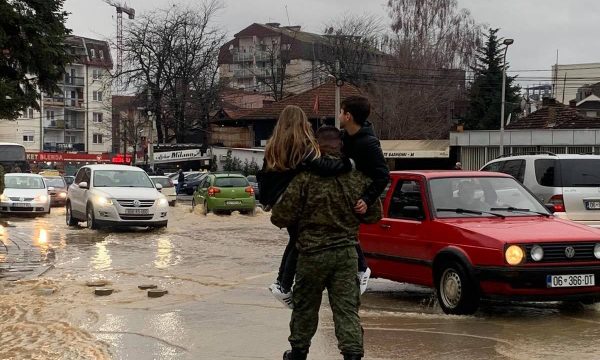 KOSOVA GÜVENLİK GÜCÜ SELLERDEN ETKİLENEN VATANDAŞLARIN YARDIMINA KOŞTU