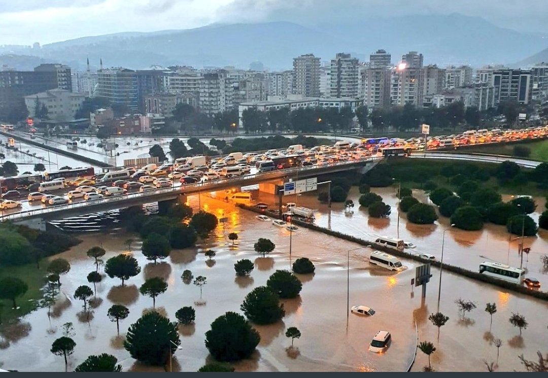 İZMİR’DE FELAKET YAŞANIYOR, BİR KİŞİ HAYATINI KAYBETTİ